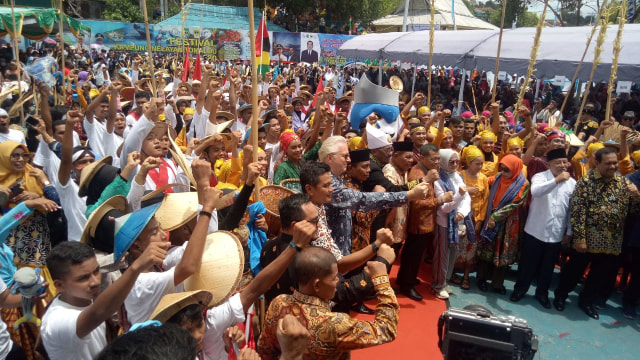 Foto bersama usai pembukaan festival. Foto: Rajif Duchlun/cermat