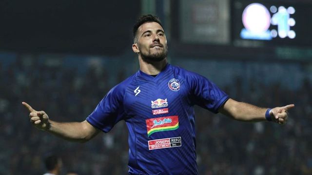 Jonatan Bauman merayakan golnya ke gawang Persela. Foto: dok. Arema