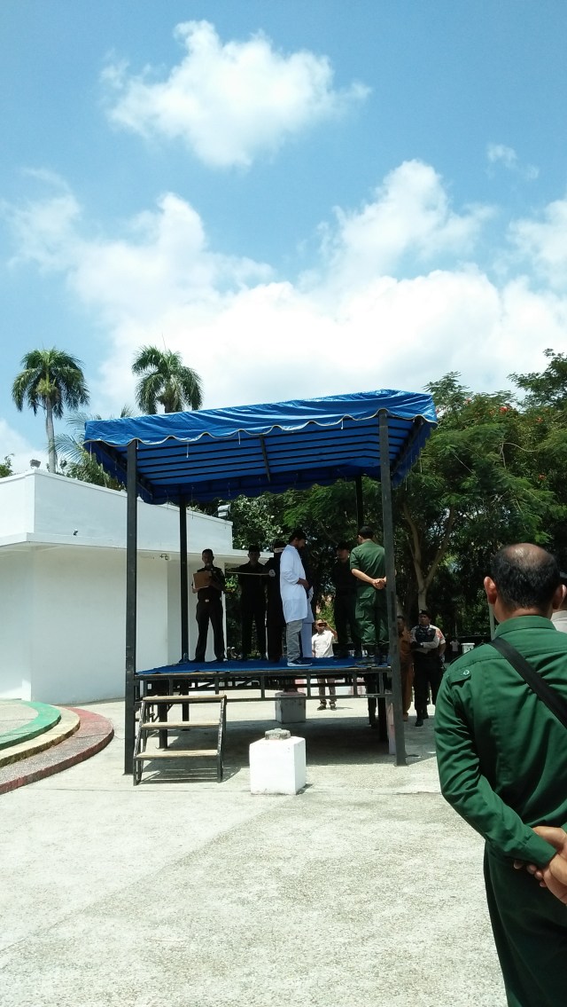 Oknum wakil kepala sekolah yang tertangkap mesum di sebuah hotel bersama kepalanya menjalani hukuman cambuk di Taman Bustanussalatin, Banda Aceh, Senin (2/3). Foto: Husaini/acehkini