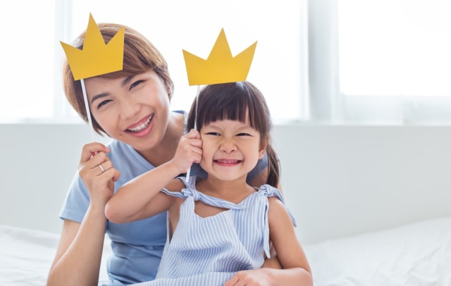 Ilustrasi ibu bermain peran bersama anak di rumah Foto: Shutterstock