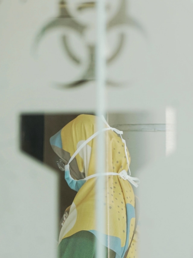 Pengunjung menggunakan masker saat berada di RSPI Sulianti Saroso, Jakarta Utara, Senin (2/3).  Foto: Irfan Adi Saputra/kumparan