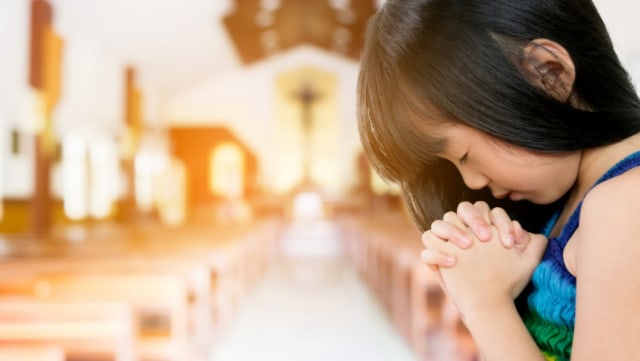 Ilustrasi Anak Kecil Berdoa di Gereja.