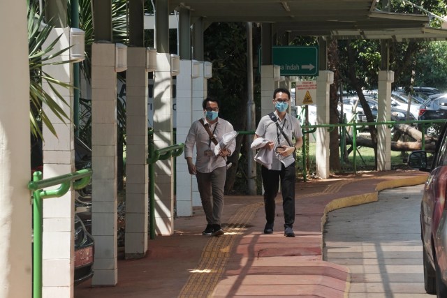 Warga menggunakan masker di RSPI Sulianti Saroso, Jakarta Utara.  Foto: Irfan Adi Saputra/kumparan
