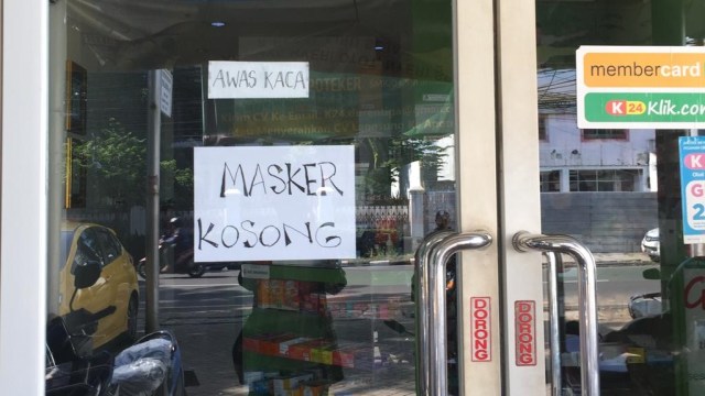 Tulisan masker kosong di Apotek K24 Duren Tiga, Jakarta Selatan. Foto: Muhammad Darisman/kumparan