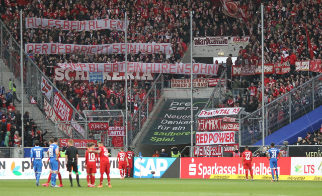 Spanduk "Hopp Anak Pelacur" yang dibentangkan suporter Bayern Muenchen di kandang Hoffenheim. Foto: AFP/Daniel Roland