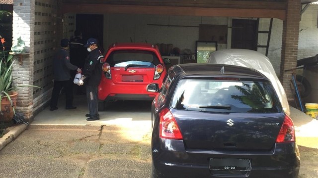 Petugas menyemprotkan desinfektan di rumah korban terinfeksi virus corona di perumahan Studio Alam Indah di Depok, Jawa Barat, Senin (2/3). Foto: Rafyq Panjaitan/kumparan 