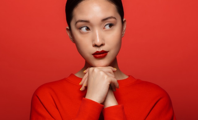 Ilustrasi Perempuan Mengenakan Lipstik Matte. Foto: Dok. Shutterstock
