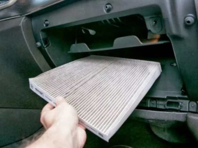 Komponen AC air filter --saringan udara-- yang perlu dibersihkan. Foto: dok. Daihatsu 