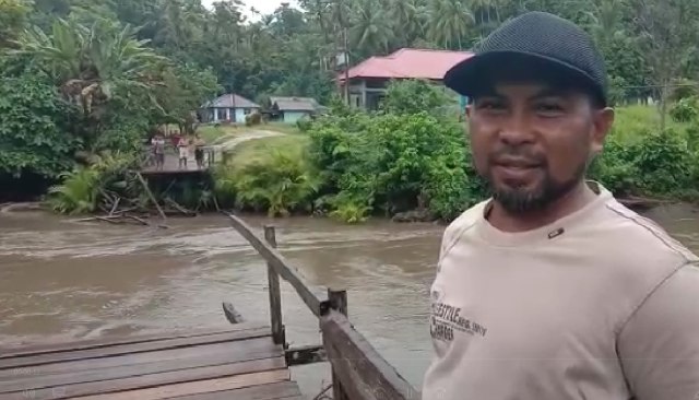 Jembatan penghubung di Desa Katana, Tobelo Timur, Halmahera Utara, ambruk akibat banjir. Foto: Nurkholis Lamaau/cermat