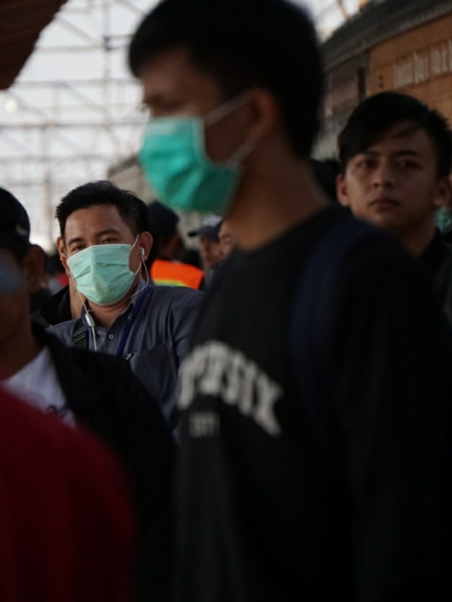 Dua orang penumpang menggunakan masker di Stasiun Depok, Depok, Jawa Barat, Senin (2/3). Foto: Jamal Ramadhan/kumparan 