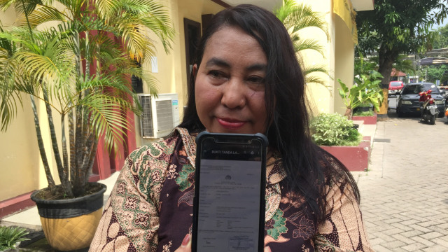 Jeannie Latumahina menunjukkan laporan polisi di Mapolda Jatim, Surabaya, Rabu (20/2). Foto: Yuana Fatwalloh/kumparan