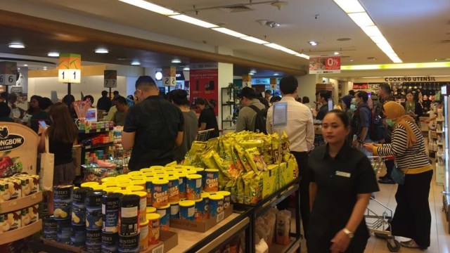 Suasana pusat perbelanjaan di Plaza Indonesia, Jakarta, Senin (2/3).  Foto: Paulina Heramarindar/kumparan