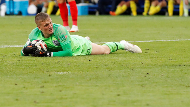Jordan Pickford mengamankan bola dalam pertandingan Swedia vs Inggris di perempat final Piala Dunia 2018. Foto: Carlos Garcia Rawlins/Reuters.