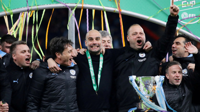 Pep Guardiola (tengah) semringah setelah Manchester City menjuarai Piala Liga Inggris 2019/2020. Foto: REUTERS/David Klein