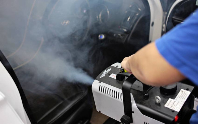 Ilustrasi melakukan fogging mobil Foto: dok. Istimewa