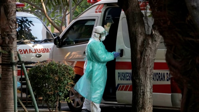 Petugas Ambulans Puskesmas Kebayoran Baru, bersiap membawa pasien yang diduga terkena virus Corona di RSPI Sulianti Saroso, Jakarta Utara, Senin (2/3). Foto: Irfan Adi Saputra/kumparan