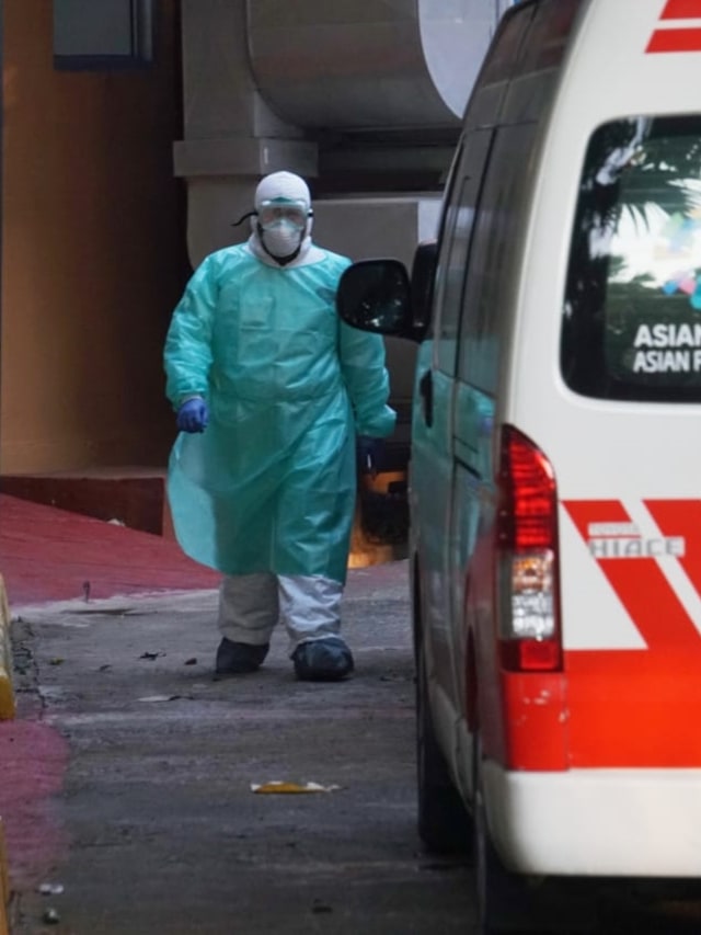 Petugas Ambulans Puskesmas Kebayoran Baru, bersiap membawa pasien yang diduga terkena virus Corona di RSPI Sulianti Saroso, Jakarta Utara, Senin (2/3). Foto: Irfan Adi Saputra/kumparan