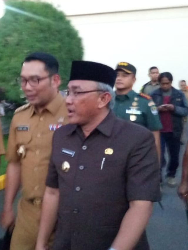 Gubernur Jawa Barat Ridwan Kamil bersama Walikota Depok Mohammad Idris megunjungi RS Mitra Keluarga Depok, Jawa Barat, Senin (2/3).  Foto: Aprilandika Pratama/kumparan
