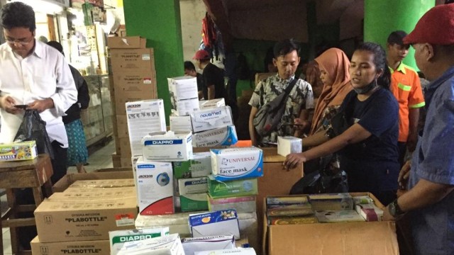 Suasana penjualan masker di Pasar Pramuka, Senin (2/3). Foto: Muhammad Darisman/kumparan