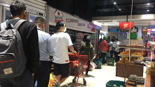 Suasana supermarket di Apartemen Green Pramuka, Jakarta Pusat, Senin (2/3).  Foto: Ema Fitriyani/kumparan