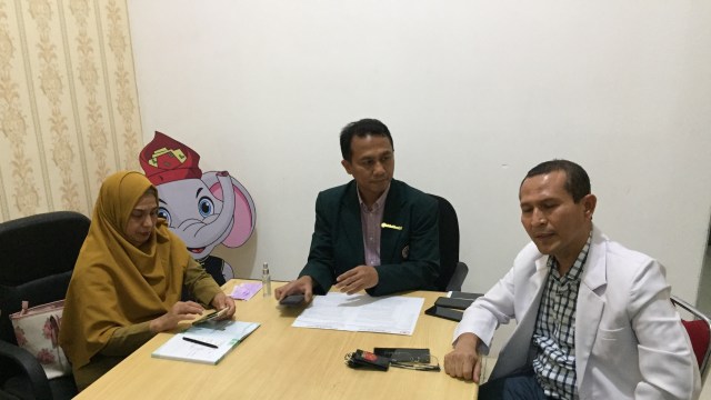 Ketua IDI Aceh Safrizal Rahman (tengah).
 Foto: Zuhri Noviandi/kumparan