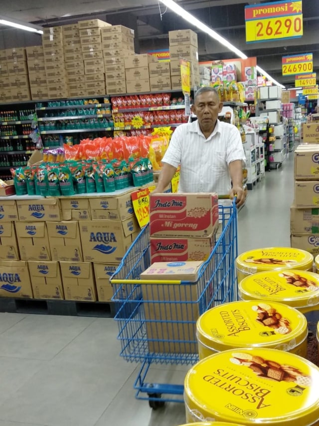 Pengunjung membawa belajaannya di Pusat Perbelanjaan Pejaten Village, Jakarta Selatan, Senin (2/3).  Foto: Jamal Ramadhan/kumparan 