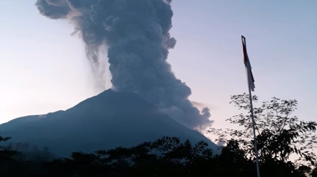 Erupsi di Gunung Merapi, Selasa (3/3. Foto: Twitter / @BPPTKG