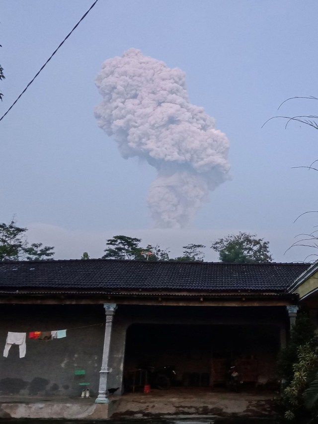 Letusan Gunung Merapi terlihat dari Musuk, Boyolali, Jawa Tengah, Selasa (3/3). Foto: ANTARA FOTO/Irma