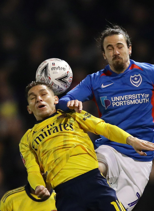 Gelandang bertahan Arsenal, Lucas Torreira (kiri). Foto: REUTERS/David Klein