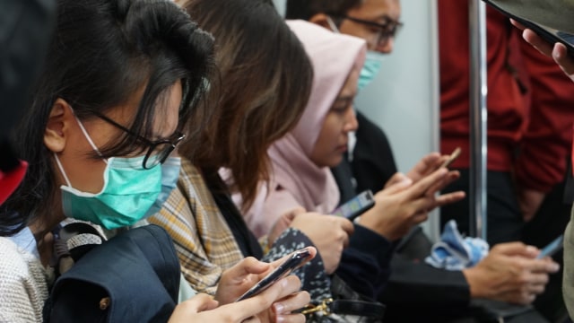 Penumpang Mass Rapid Transit atau MRT Jakarta menggunakan masker. Foto: Jamal Ramadhan/kumparan