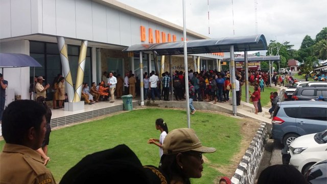 Bandara Melonguane di Kabupaten Kepulauan Talaud, yang dipadati masyarakat untuk menjemput Bupati dan Wakil Bupati terpilih, Elly Engelbert Lasut-Moktar Arunde Parapaga (foto: santo)