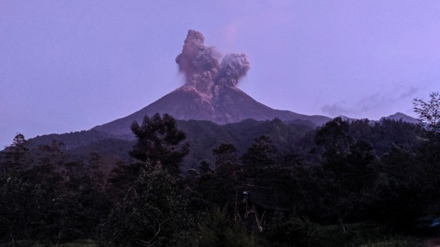 Letusan Gunung Merapi terlihat dari Bulit Klangon, Cangkringan, Sleman, DI Yogyakarta, Selasa (3/3). Foto: ANTARA FOTO/Rizky Tulus