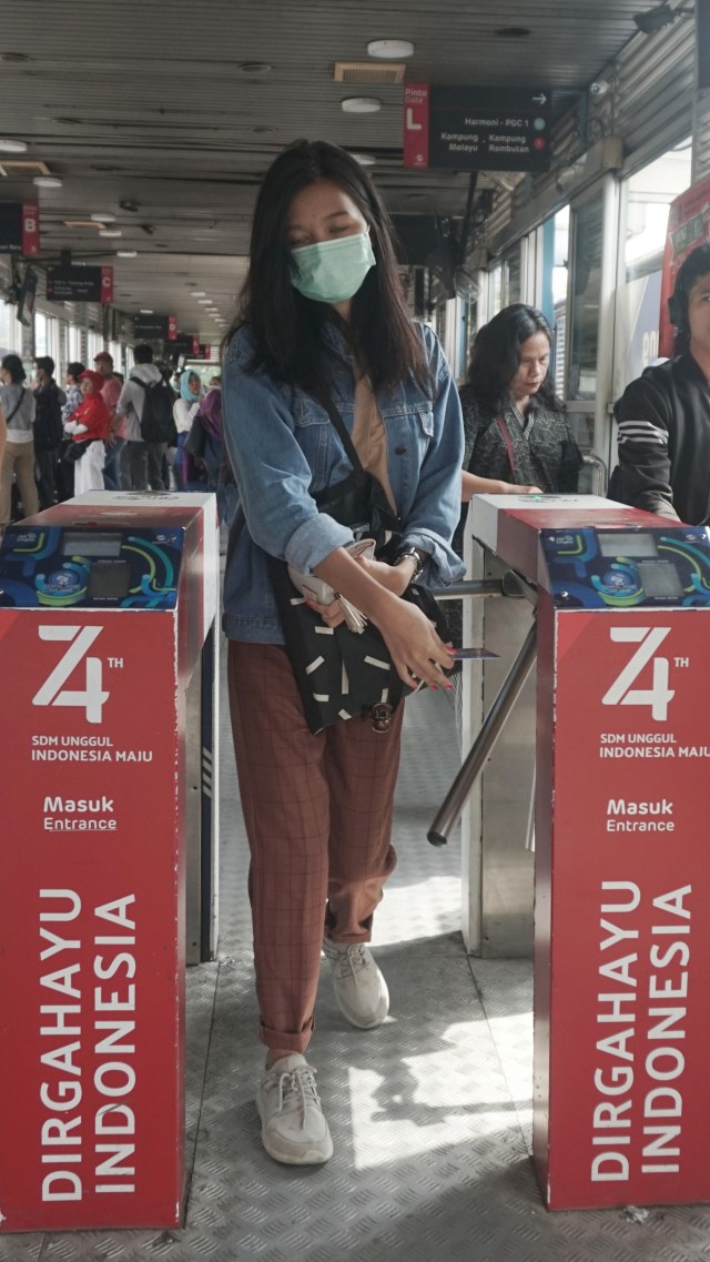Penumpang transjakarta memakai masker untuk melindungi dirinya dari wabah virus corona. Foto: Irfan Adi Saputra/kumparan