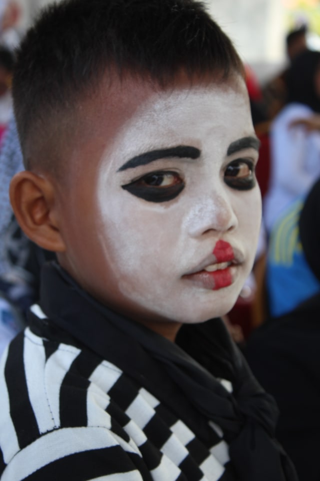 Peserta seleksi FLS2N di Kolaka Utara, mewarnai wajahnya dengan hitam putih seperti karakter dalam kesenian pantomim. Foto: Lukman Budianto/kendarinesia.