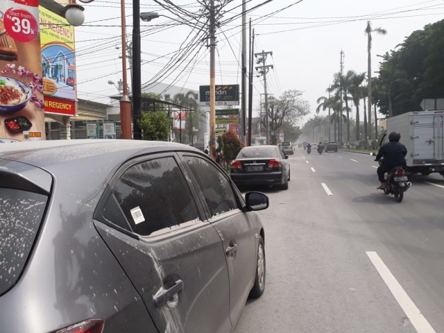 Suasana hujan abu di kawasan Grogol, Sukoharjo. (Foto : Agung Santoso)