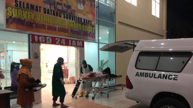Seorang pasien yang diduga terkena virus corona saat dirujuk ke RSUD Aloe Saboe. Selasa, (3/3). Foto: Dok istimewa