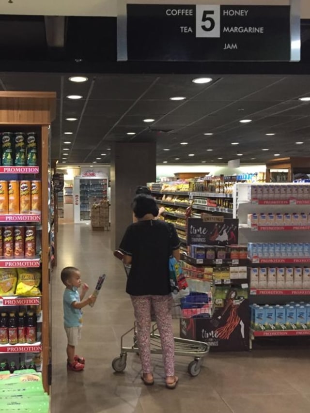 Aktivitas di Supermarket Hero Mall Taman Angrek tampak normal. Foto: Rafyq Panjaitan/kumparan