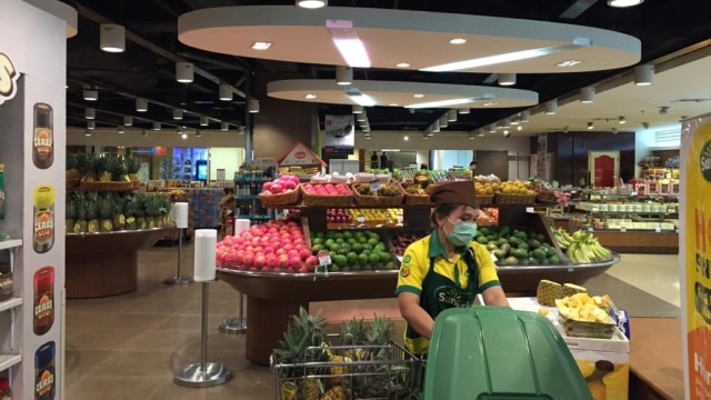 Aktivitas pegawai di Supermarket Hero Mall Taman Angrek. Foto: Rafyq Panjaitan/kumparan
