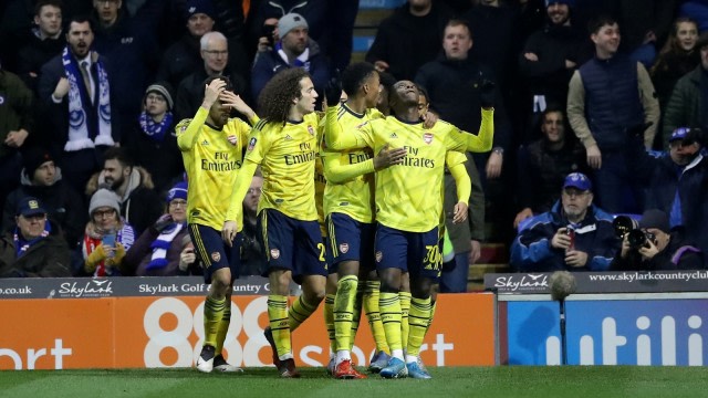 Para pemain Arsenal merayakan gol ke gawang Portsmouth. Foto: REUTERS/David Klein