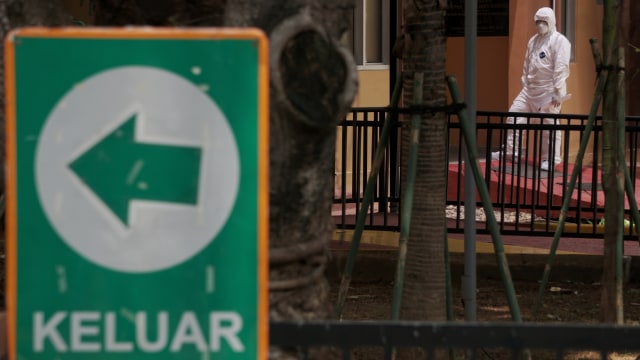 Petugas Ambulans RSUD Kota Depok berdiri di depan ruang isolasi RSPI Sulianti Saroso, Jakarta, Selasa (3/3). Foto: Irfan Adi Saputra/kumparan
