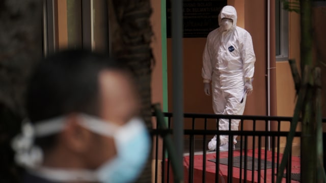 Petugas Ambulans RSUD Kota Depok berdiri di depan ruang isolasi RSPI Sulianti Saroso, Jakarta, Selasa (3/3). Foto: Irfan Adi Saputra/kumparan