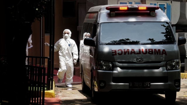 Petugas Ambulans RSUD Kota Depok berdiri di depan ruang isolasi RSPI Sulianti Saroso, Jakarta, Selasa (3/3). Foto: Irfan Adi Saputra/kumparan