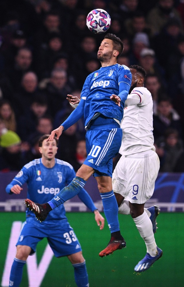 Gelandang Juventus, Rodrigo Bentancur (tengah), beradu udara dengan striker Lyon, Mousa Dembele (kanan). Foto: AFP/Franck Fife