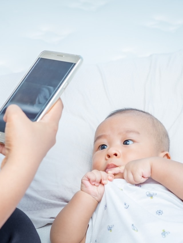 Ilustrasi orang tua memotret anaknya. Foto: Shutter Stock