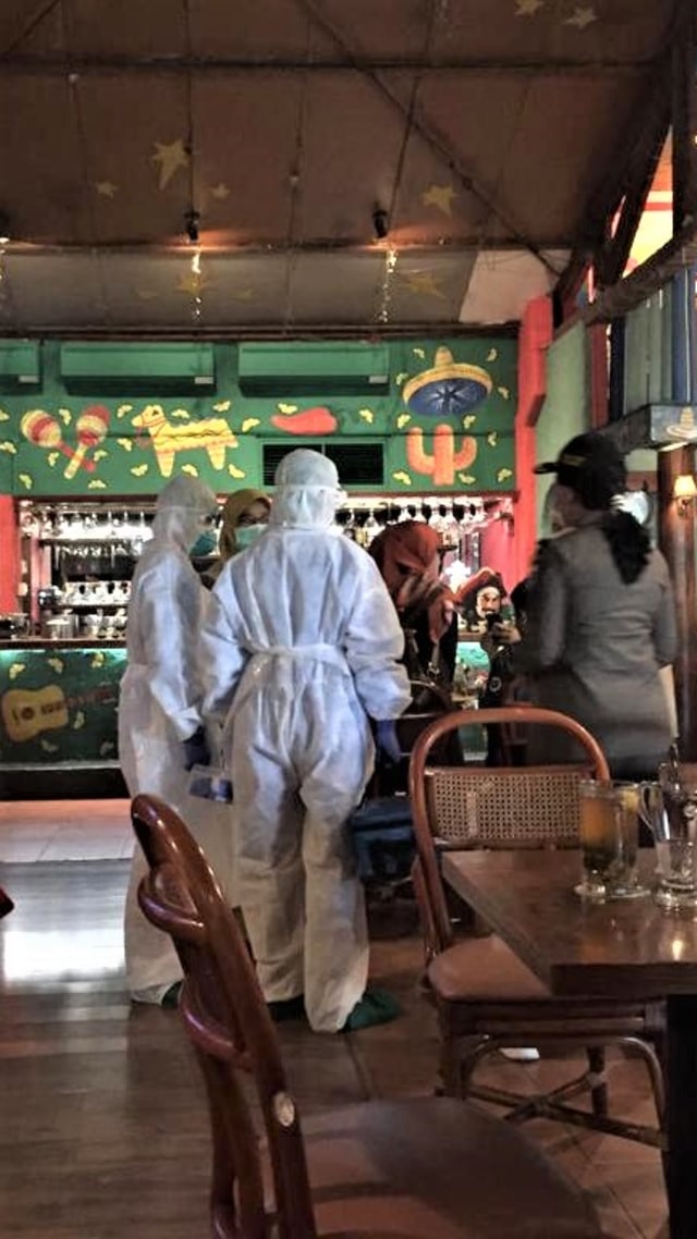 Petugas berpakaian azmat tiba di Restoran Amigos, Kemang, untuk gelar sterilisasi. Foto: Andesta Herli/kumparan