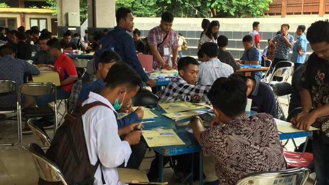 Para pendaftar TKI Jateng ke Korea Selatan, saat mengisi dokumen. Foto: Afiati Tsalitsati/kumparan