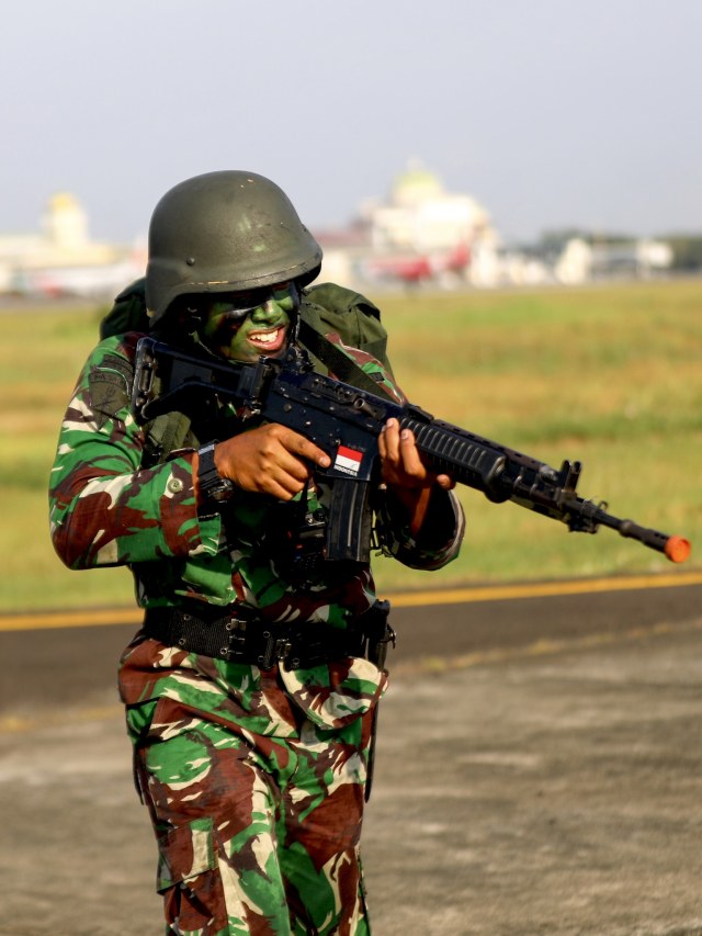 Seorang prajurit Pasukan Khas TNI AU dalam latihan terjun payung penyegaran di Lanud SIM, Aceh, Selasa (3/3/2020). Foto: Suparta/acehkini