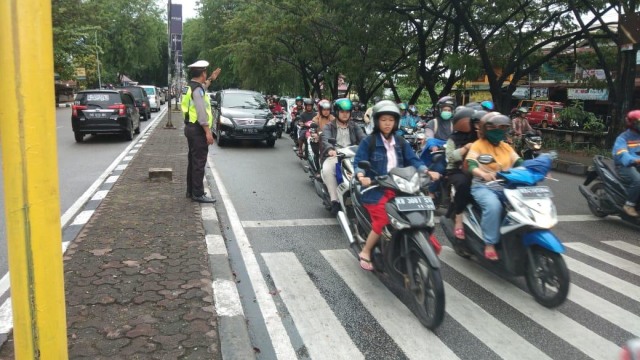 Polisi mengatur lalu lintas di kawasan Pontianak Timur. Foto: Dok Polresta Pontianak.
