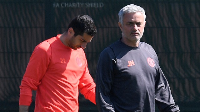 Henrikh Mkhitaryan dan Jose Mourinho. Foto: Paul ELLIS / AFP