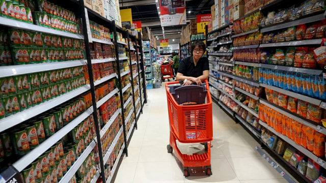 Pengunjung melewati rak makanan saat berbelanja di pusat perbelanjaan, di Central Park, Jakarta Barat, Selasa (3/3). Foto: Fanny Kusumawardhani/kumparan